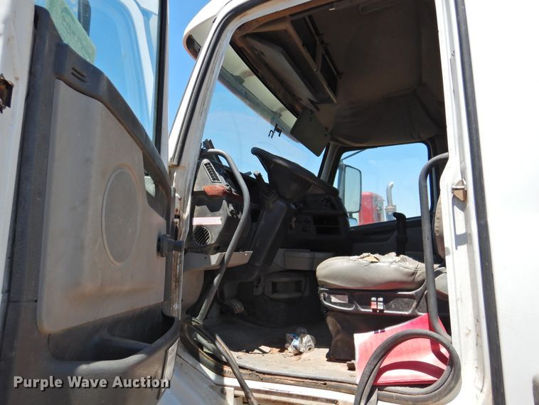 image for item DI0210 2004 Volvo VNL  semi truck