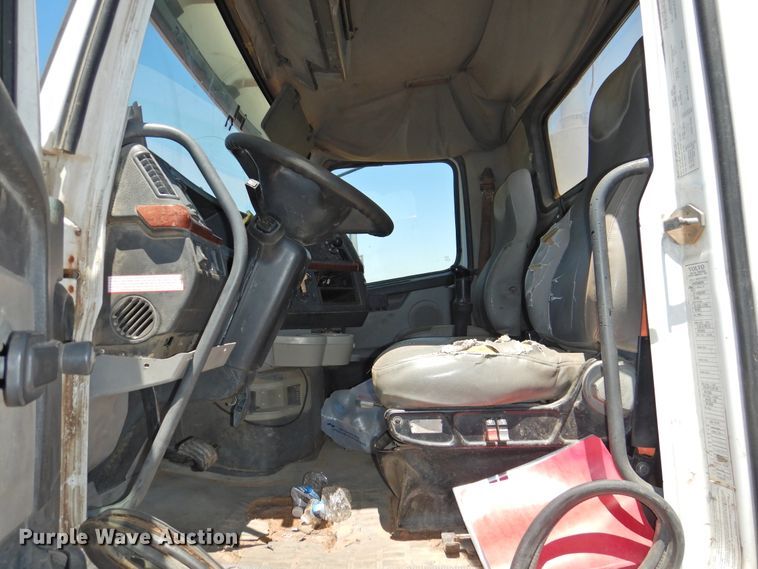 image for item DI0210 2004 Volvo VNL  semi truck