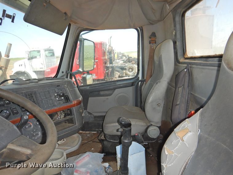 image for item DI0210 2004 Volvo VNL  semi truck