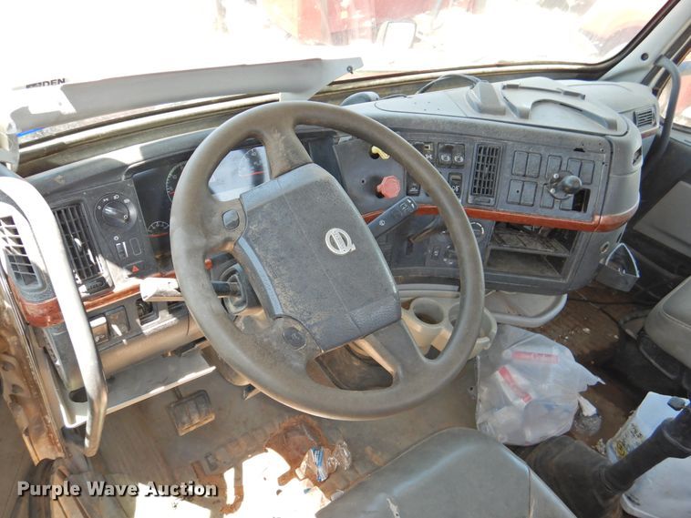 image for item DI0210 2004 Volvo VNL  semi truck