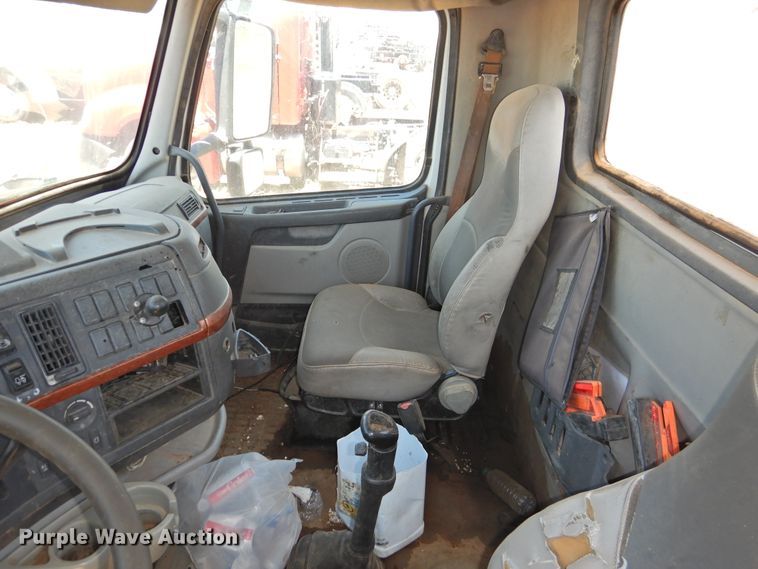 image for item DI0210 2004 Volvo VNL  semi truck