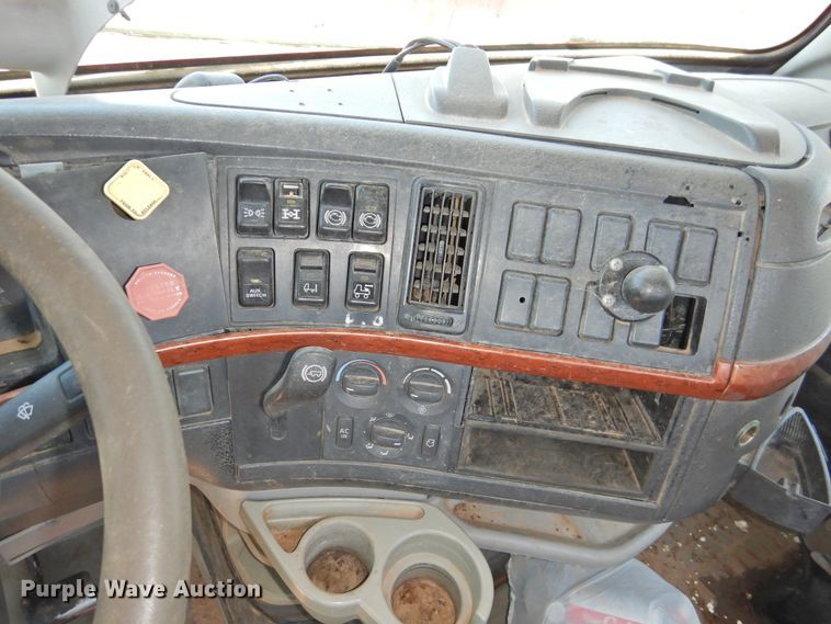 image for item DI0210 2004 Volvo VNL  semi truck