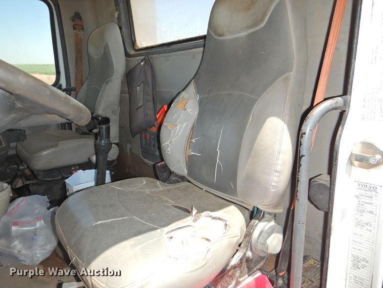 image for item DI0210 2004 Volvo VNL  semi truck