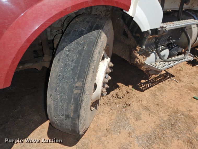 image for item DI0210 2004 Volvo VNL  semi truck