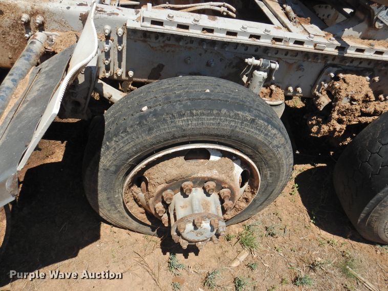 image for item DI0210 2004 Volvo VNL  semi truck