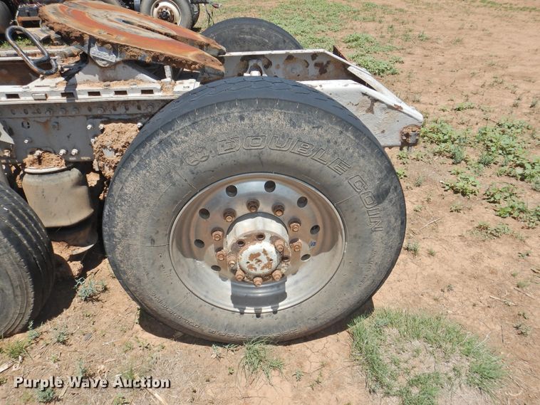 image for item DI0210 2004 Volvo VNL  semi truck