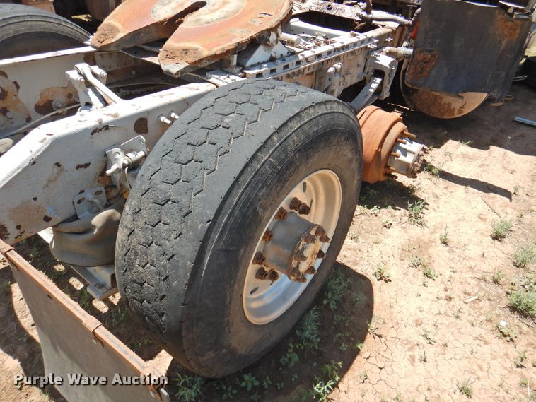 image for item DI0210 2004 Volvo VNL  semi truck