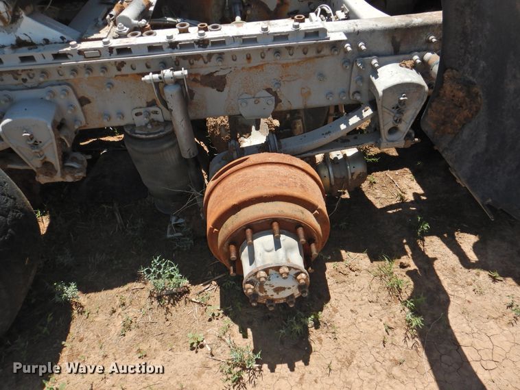 image for item DI0210 2004 Volvo VNL  semi truck