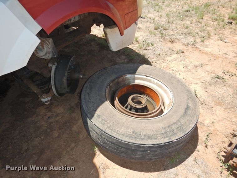 image for item DI0210 2004 Volvo VNL  semi truck