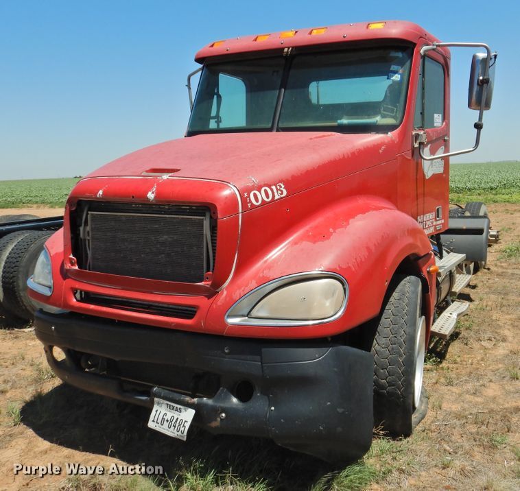 image for item DI0212 2005 Freightliner Columbia 120  semi truck