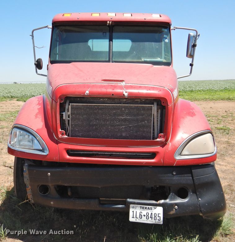 image for item DI0212 2005 Freightliner Columbia 120  semi truck