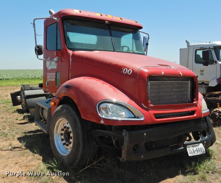 image for item DI0212 2005 Freightliner Columbia 120  semi truck