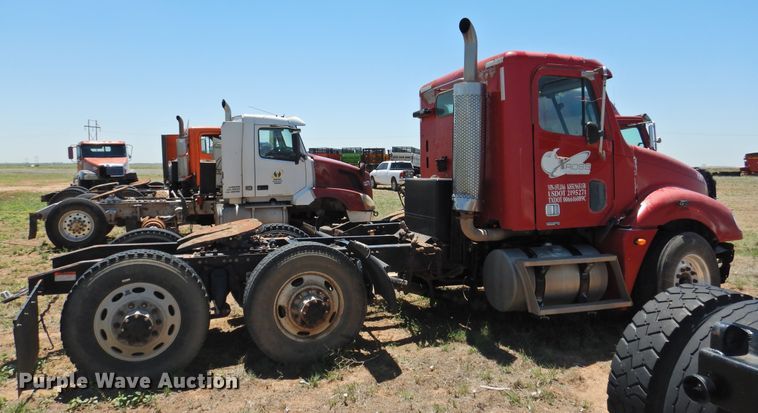 image for item DI0212 2005 Freightliner Columbia 120  semi truck