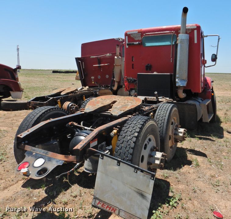 image for item DI0212 2005 Freightliner Columbia 120  semi truck