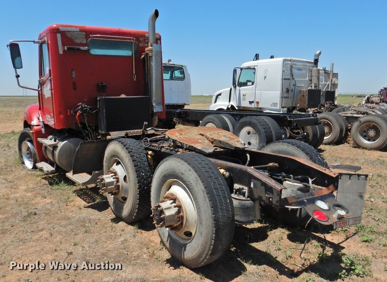 image for item DI0212 2005 Freightliner Columbia 120  semi truck