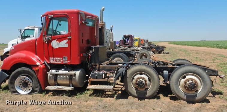 image for item DI0212 2005 Freightliner Columbia 120  semi truck