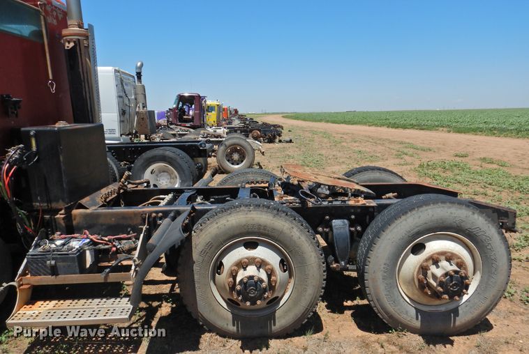 image for item DI0212 2005 Freightliner Columbia 120  semi truck