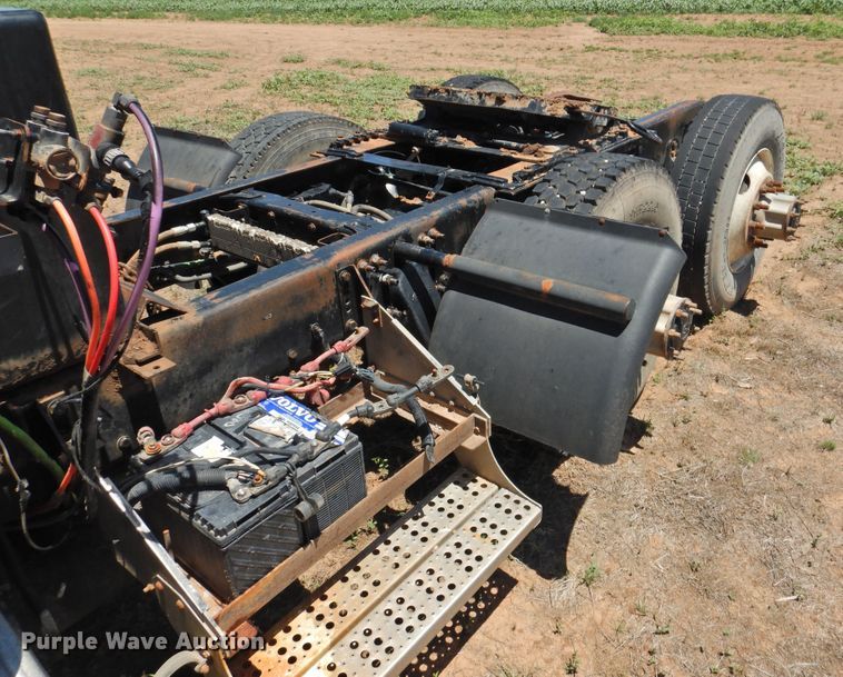 image for item DI0212 2005 Freightliner Columbia 120  semi truck