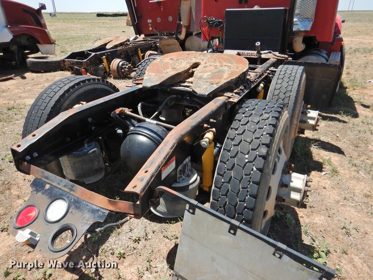 image for item DI0212 2005 Freightliner Columbia 120  semi truck