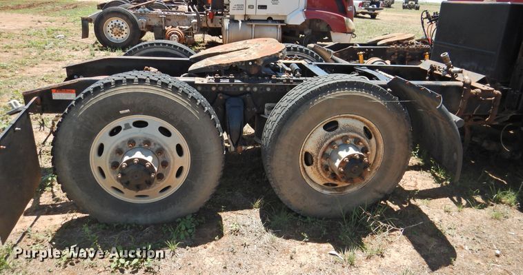 image for item DI0212 2005 Freightliner Columbia 120  semi truck