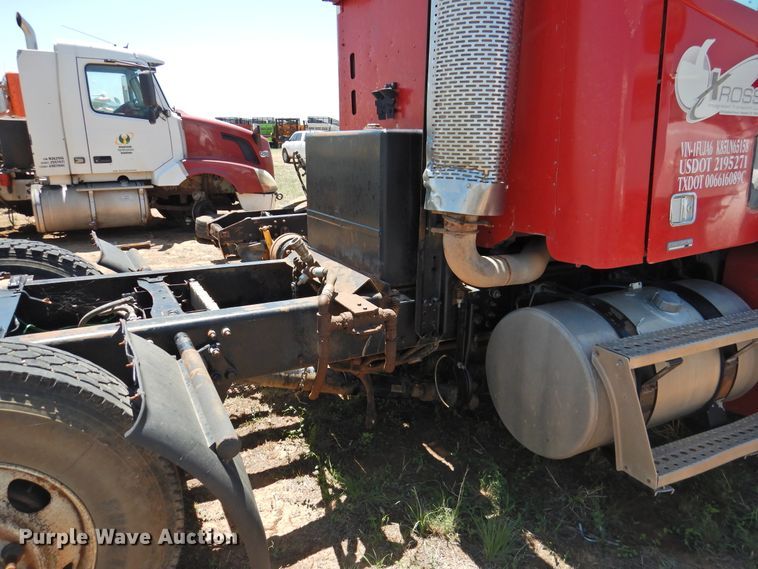 image for item DI0212 2005 Freightliner Columbia 120  semi truck