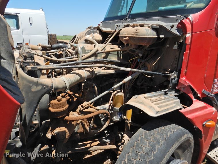 image for item DI0212 2005 Freightliner Columbia 120  semi truck