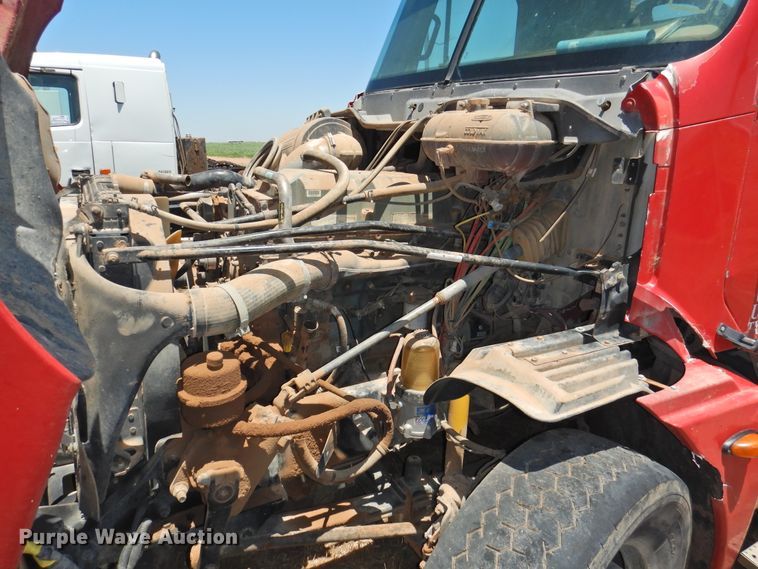 image for item DI0212 2005 Freightliner Columbia 120  semi truck