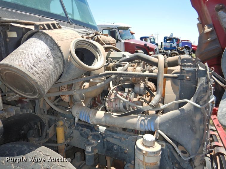 image for item DI0212 2005 Freightliner Columbia 120  semi truck