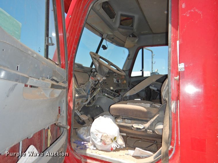 image for item DI0212 2005 Freightliner Columbia 120  semi truck