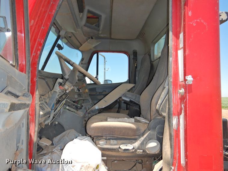 image for item DI0212 2005 Freightliner Columbia 120  semi truck