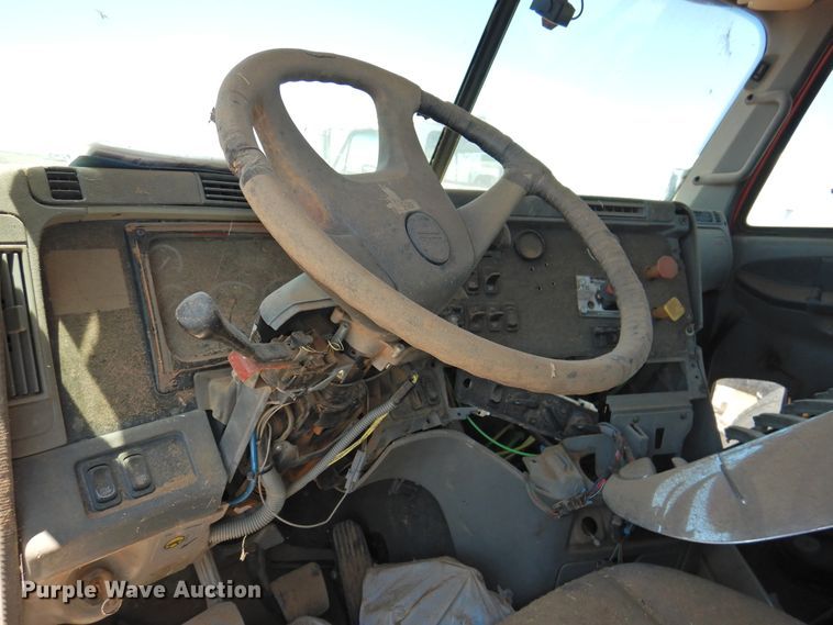 image for item DI0212 2005 Freightliner Columbia 120  semi truck