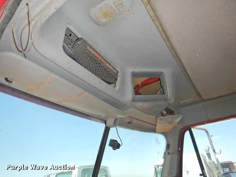 image for item DI0212 2005 Freightliner Columbia 120  semi truck