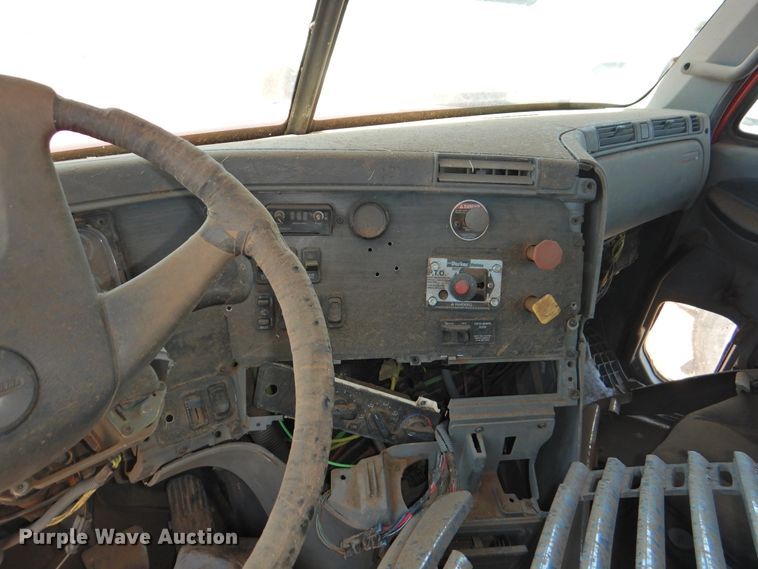 image for item DI0212 2005 Freightliner Columbia 120  semi truck