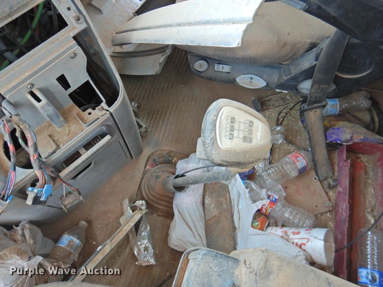 image for item DI0212 2005 Freightliner Columbia 120  semi truck