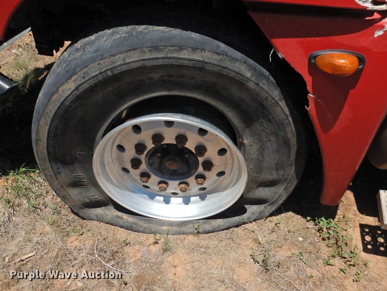 image for item DI0212 2005 Freightliner Columbia 120  semi truck