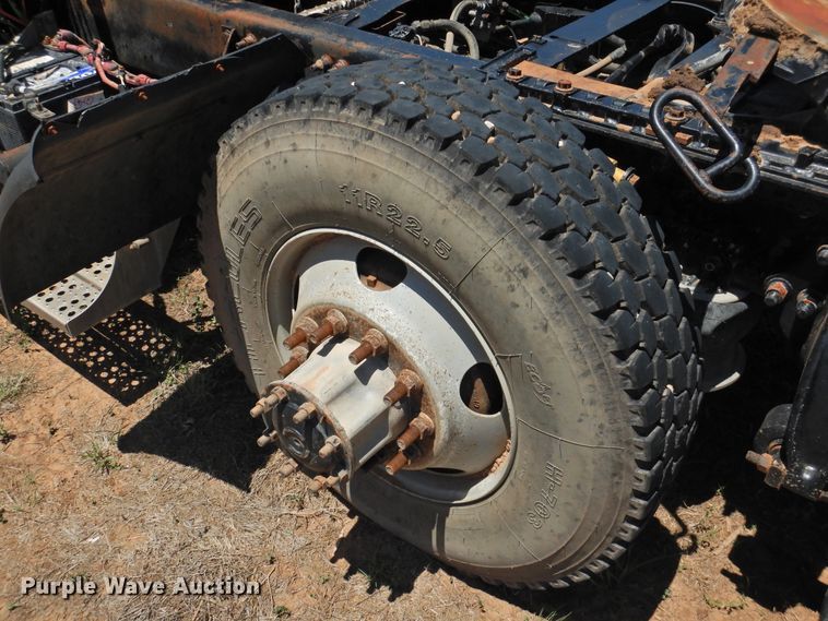 image for item DI0212 2005 Freightliner Columbia 120  semi truck