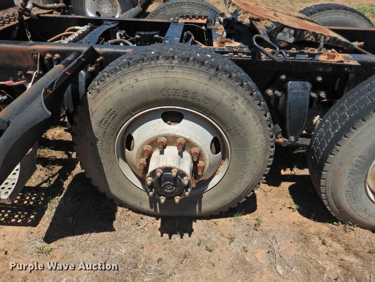 image for item DI0212 2005 Freightliner Columbia 120  semi truck