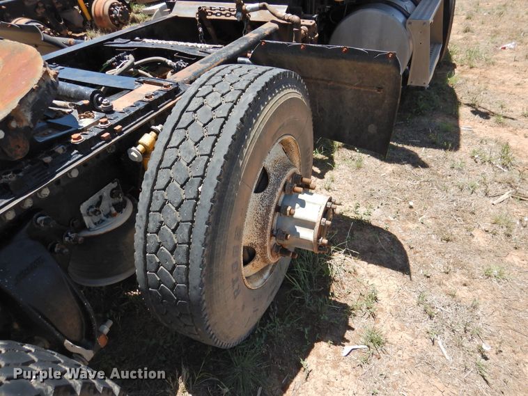 image for item DI0212 2005 Freightliner Columbia 120  semi truck