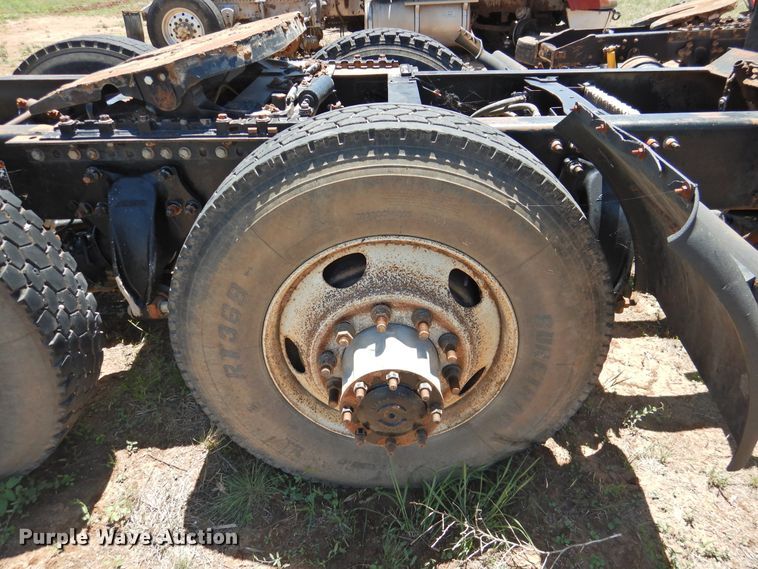 image for item DI0212 2005 Freightliner Columbia 120  semi truck