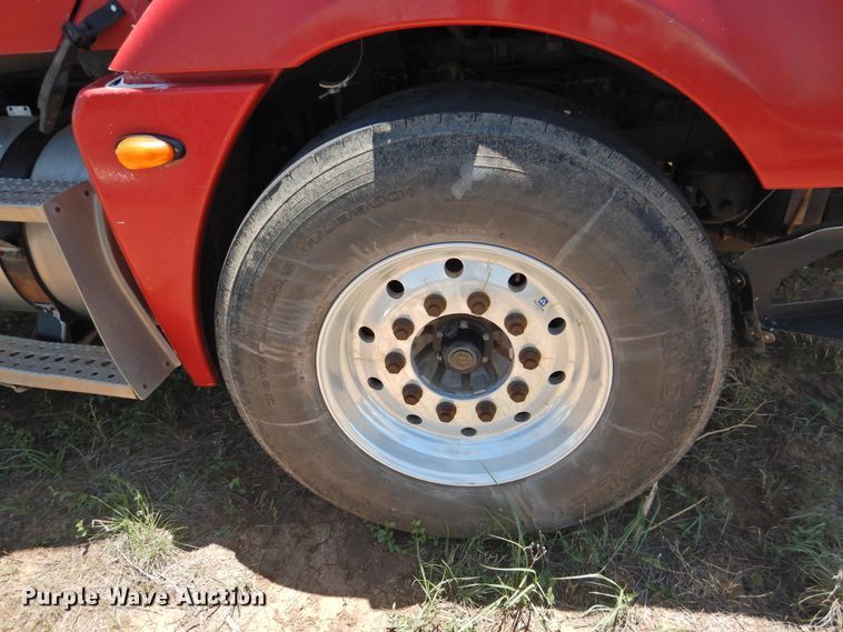 image for item DI0212 2005 Freightliner Columbia 120  semi truck