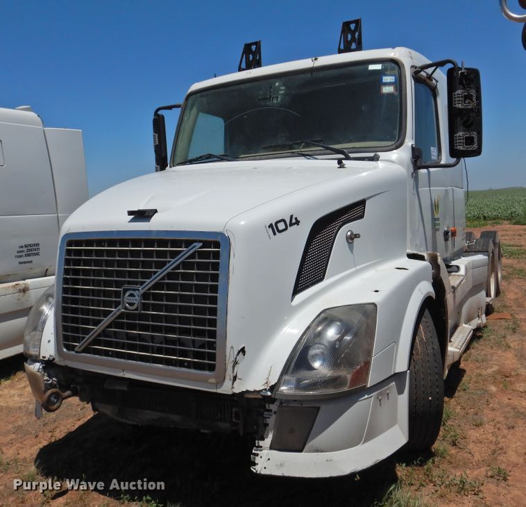 image for item DI0214 2006 Volvo VNL  semi truck
