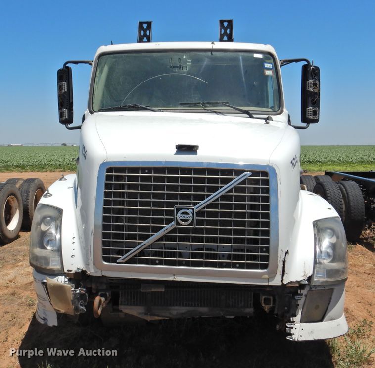 image for item DI0214 2006 Volvo VNL  semi truck