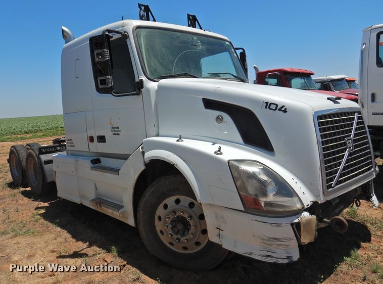 image for item DI0214 2006 Volvo VNL  semi truck