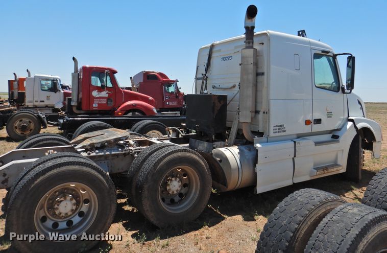 image for item DI0214 2006 Volvo VNL  semi truck