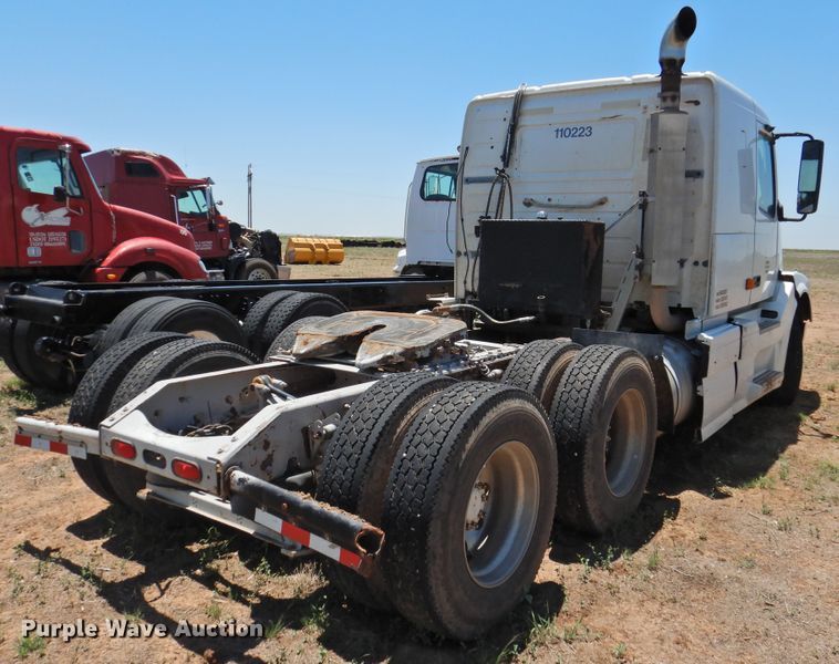 image for item DI0214 2006 Volvo VNL  semi truck