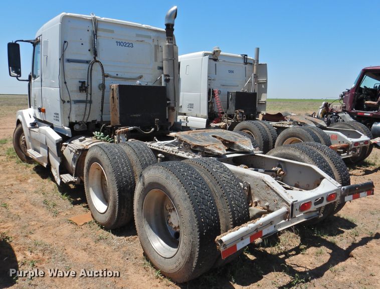 image for item DI0214 2006 Volvo VNL  semi truck