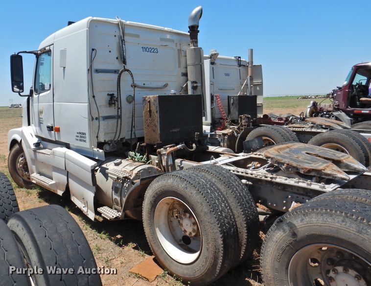 image for item DI0214 2006 Volvo VNL  semi truck