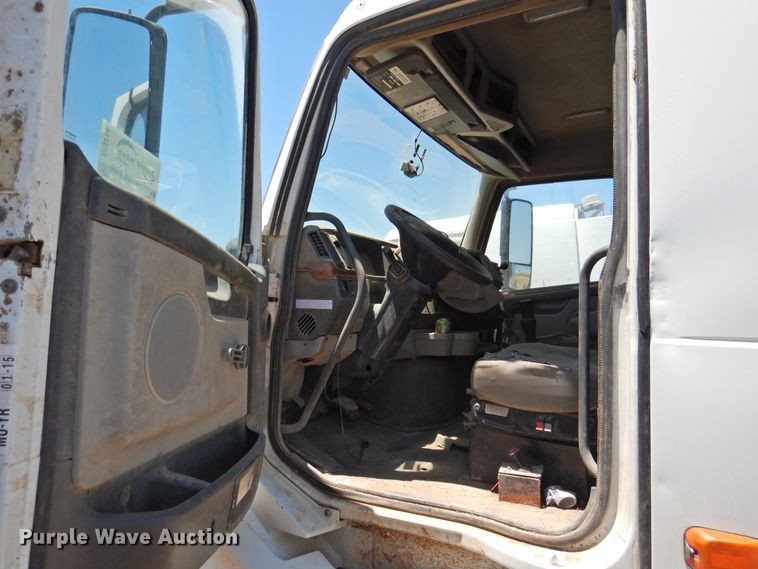 image for item DI0214 2006 Volvo VNL  semi truck