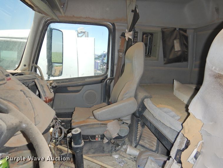 image for item DI0214 2006 Volvo VNL  semi truck