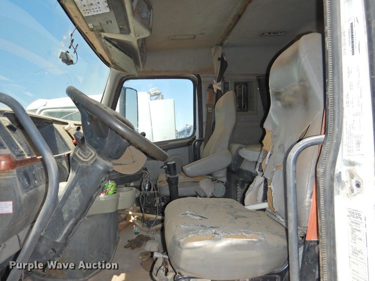 image for item DI0214 2006 Volvo VNL  semi truck